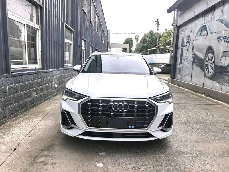 Audi Q3 - фото 1