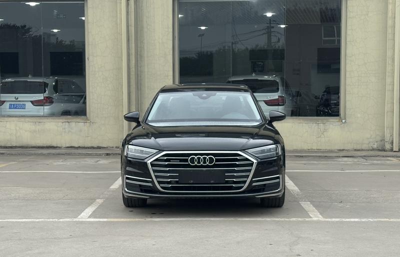 Audi A8 - фото 1