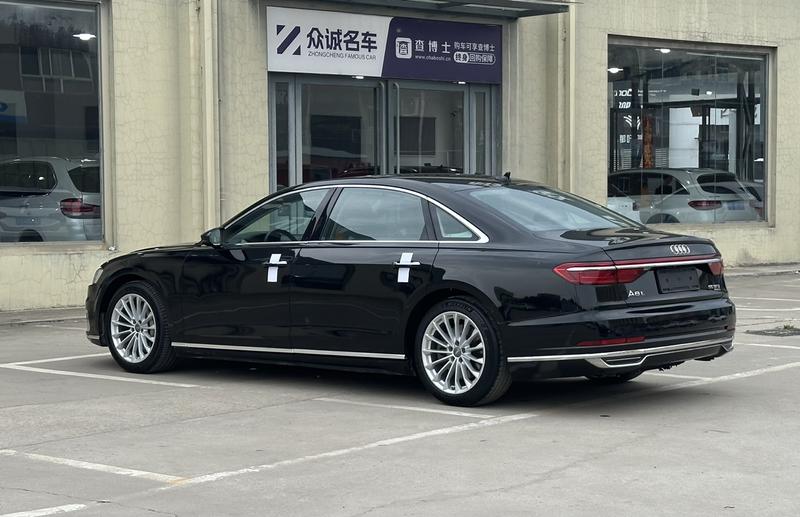 Audi A8 - фото 4