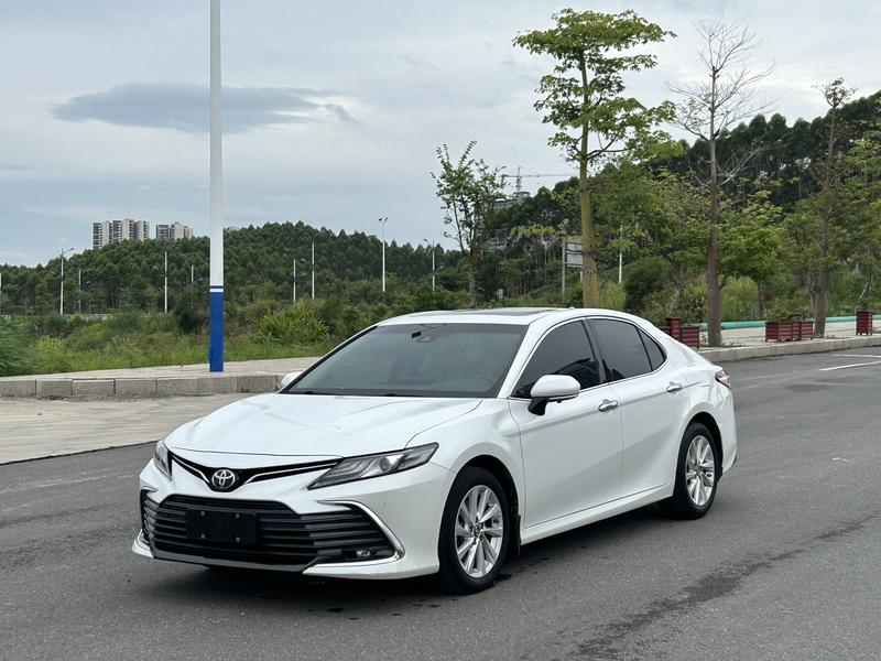 Toyota Camry - фото 0