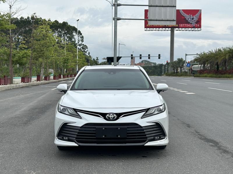 Toyota Camry - фото 1