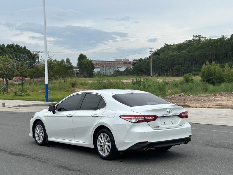 Toyota Camry - фото 3
