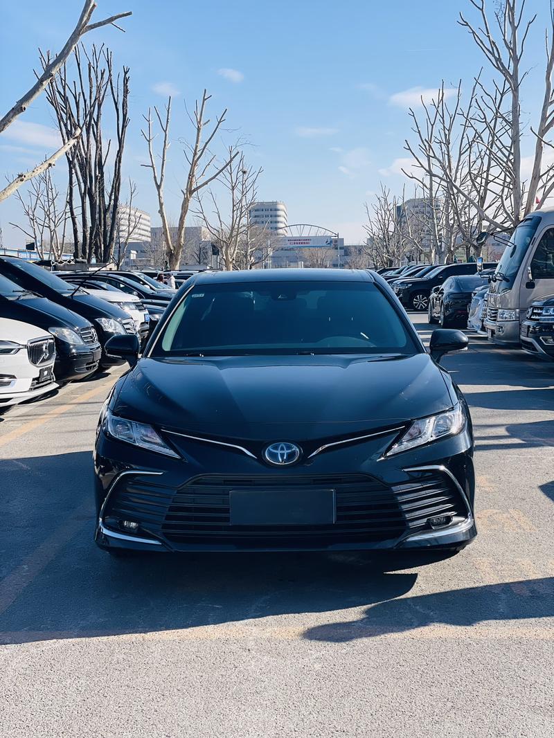Toyota Camry - фото 1
