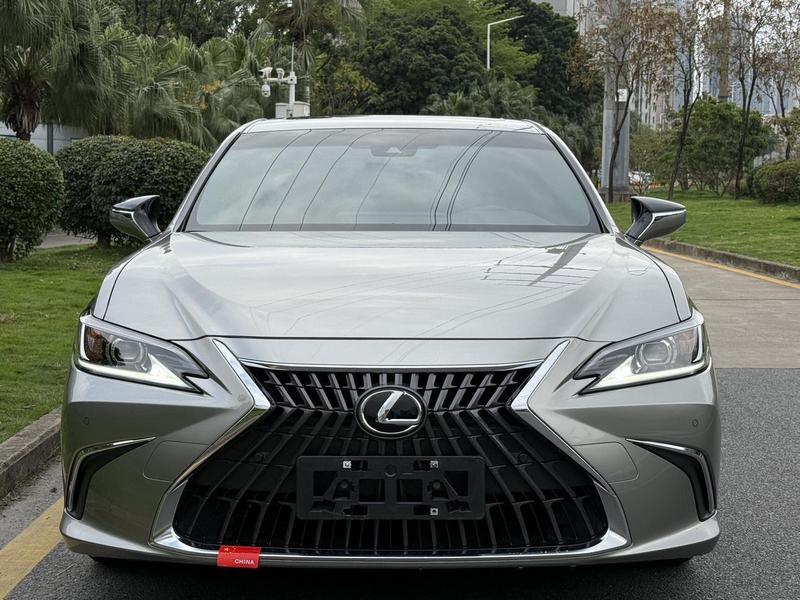 Lexus ES - фото 1