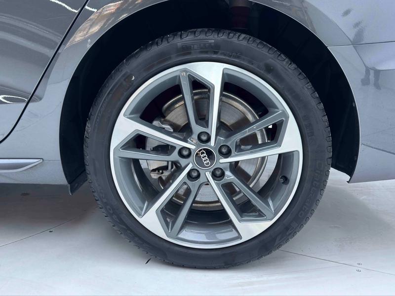 Audi A4L - фото 1