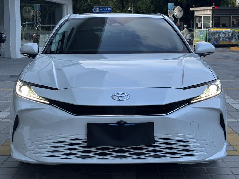 Toyota Camry - фото 1