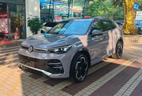 Volkswagen Tiguan L - фото 0