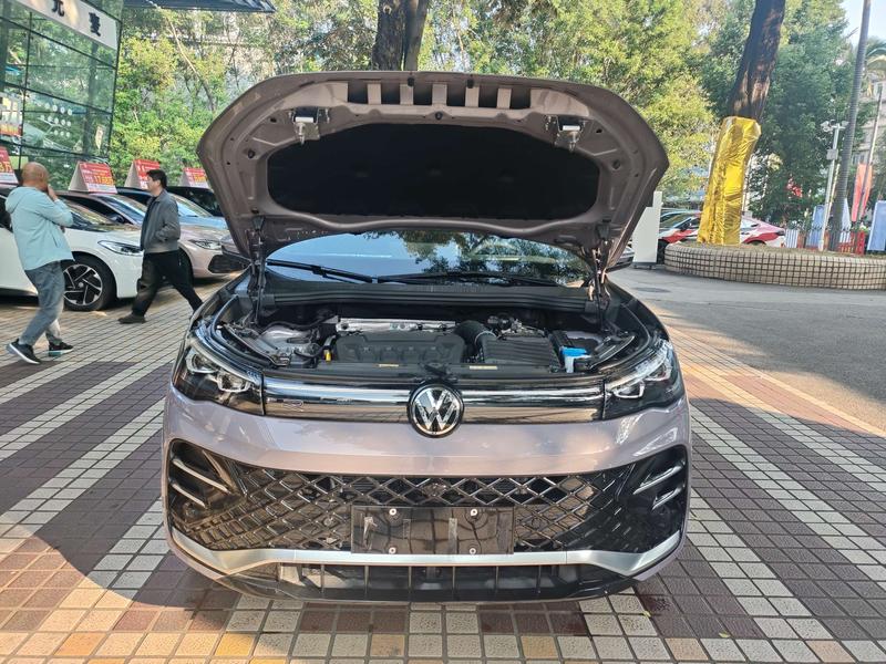 Volkswagen Tiguan L - фото 1