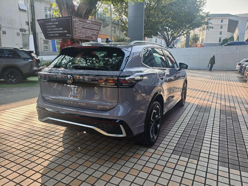 Volkswagen Tiguan L - фото 2