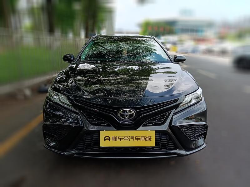 Toyota Camry - фото 1