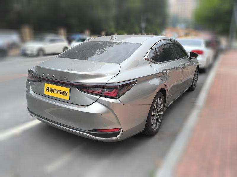 Lexus ES - фото 1