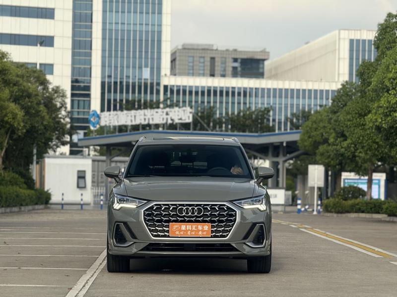 Audi Q3 - фото 1