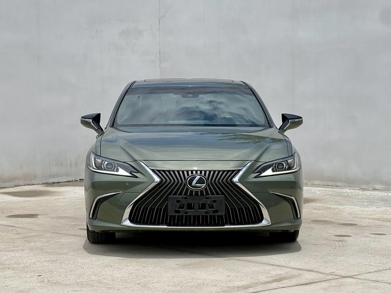 Lexus ES - фото 1