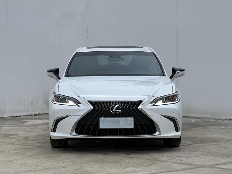 Lexus ES - фото 1