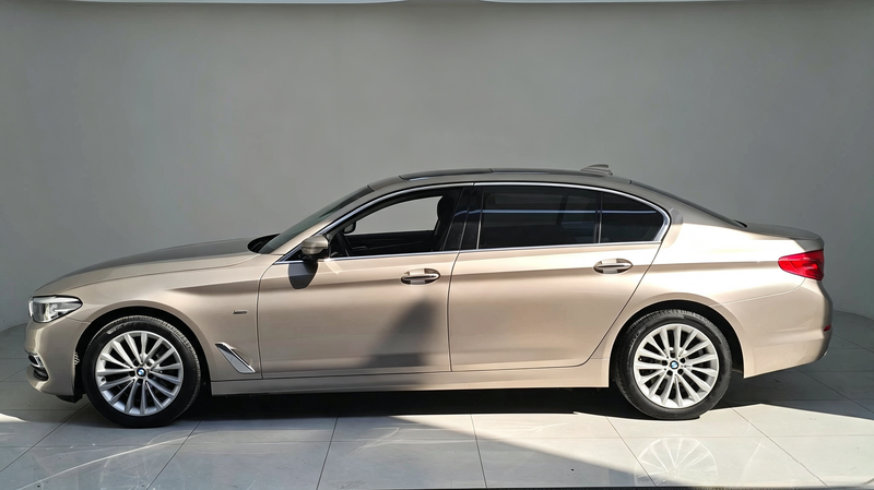 BMW 5 Series - фото 3