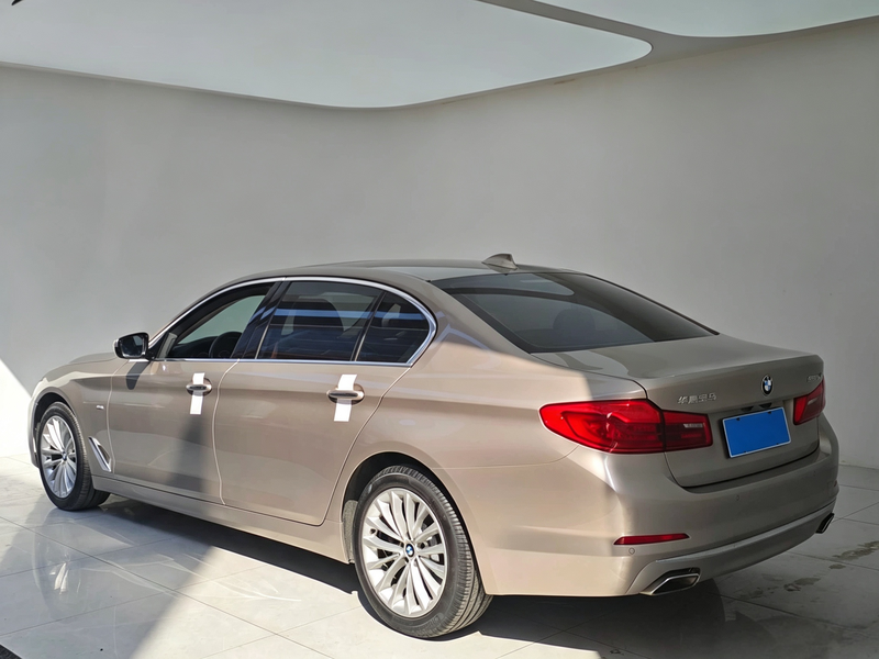 BMW 5 Series - фото 4
