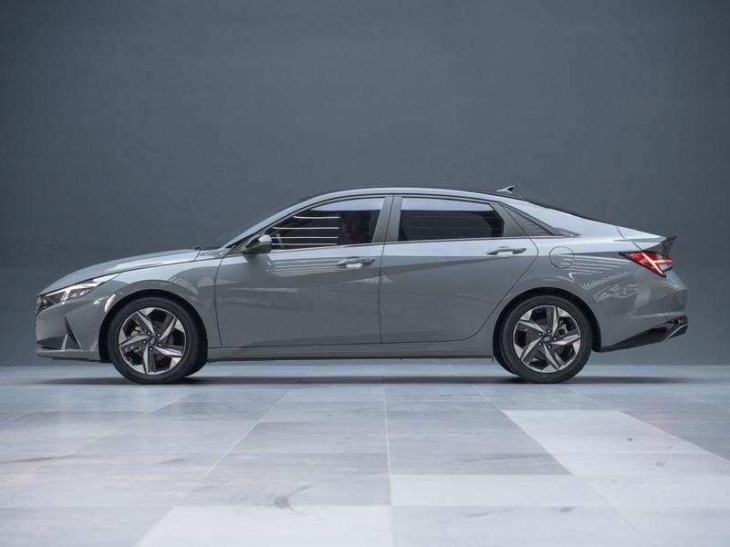 Hyundai Elantra - фото 3