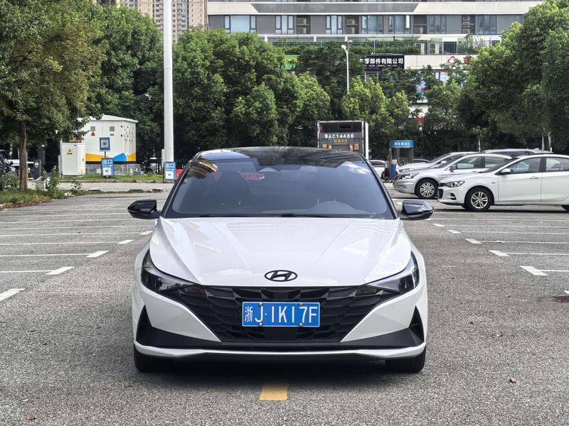 Hyundai Elantra - фото 1