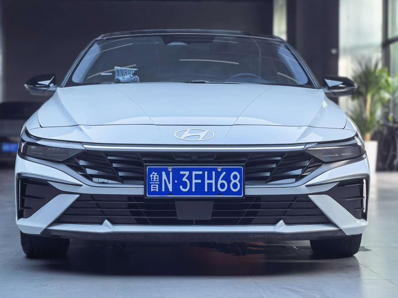 Hyundai Elantra - фото 1