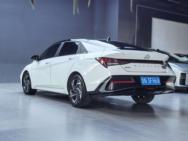 Hyundai Elantra - фото 3