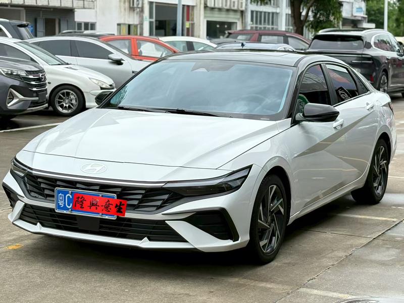 Hyundai Elantra - фото 0