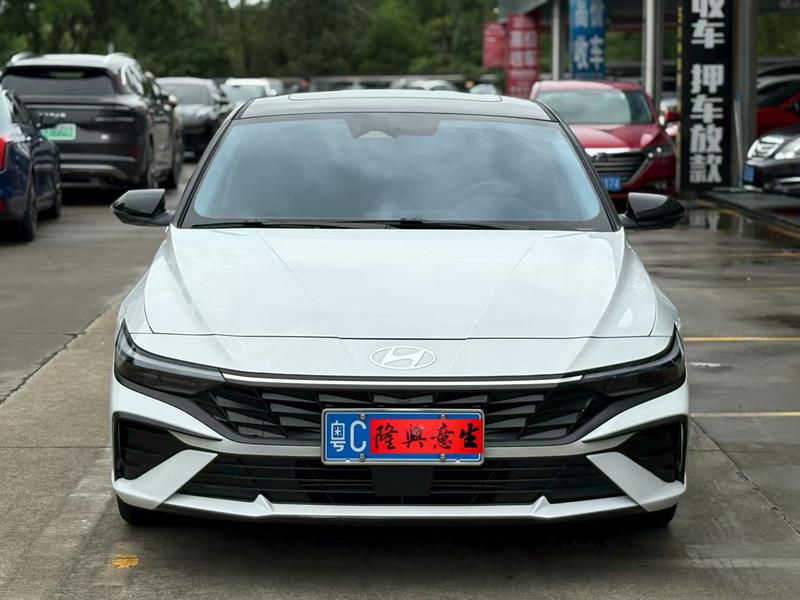 Hyundai Elantra - фото 1