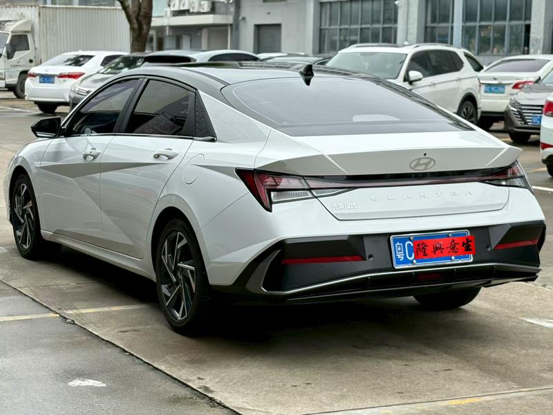 Hyundai Elantra - фото 3