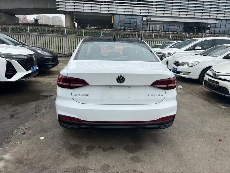 Volkswagen Lavida - фото 4