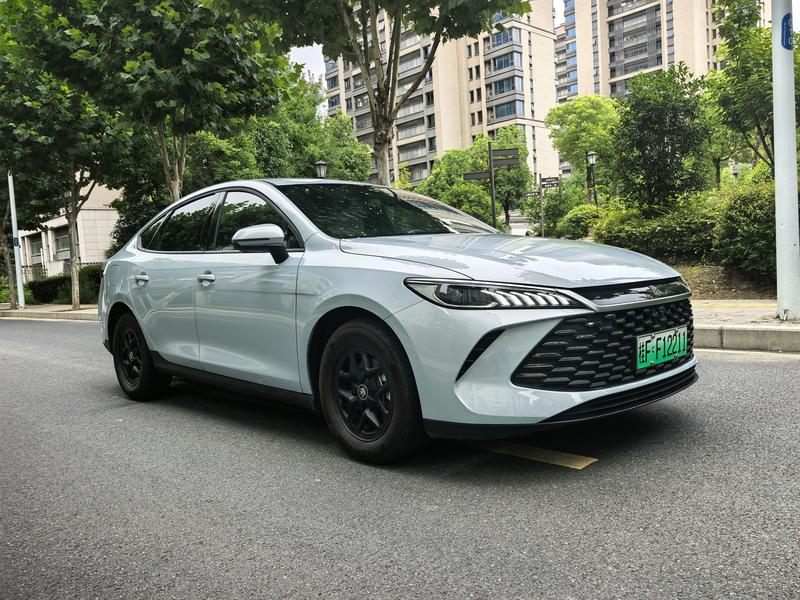BYD Qin PLUS DM-i - фото 2