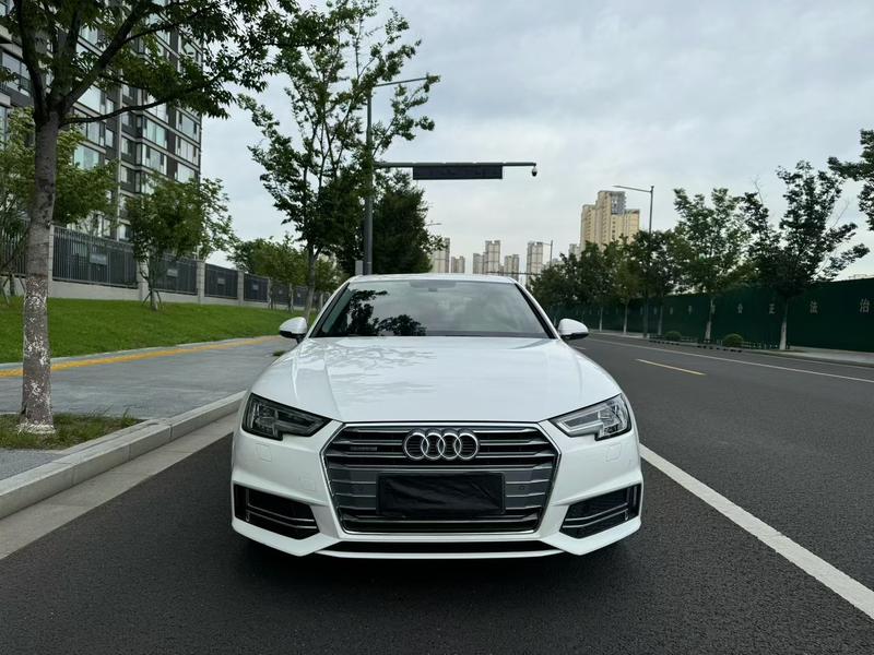 Audi A4L - фото 1