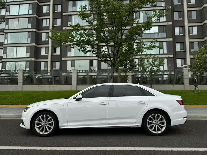 Audi A4L - фото 2
