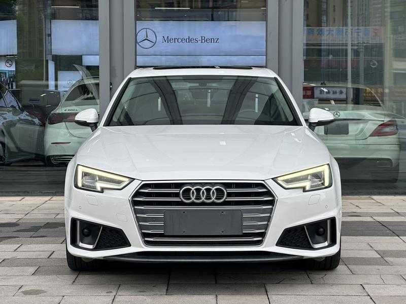 Audi A4L - фото 1