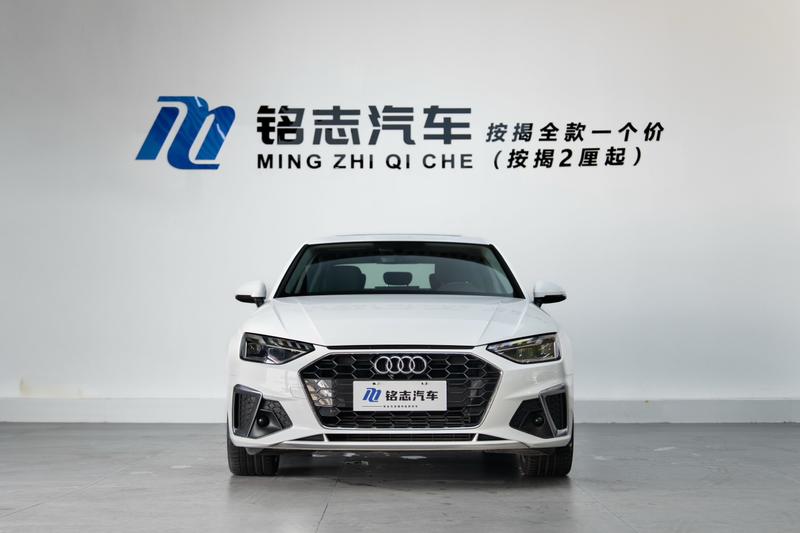 Audi A4L - фото 1