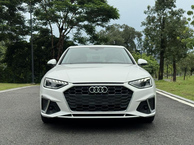 Audi A4L - фото 1