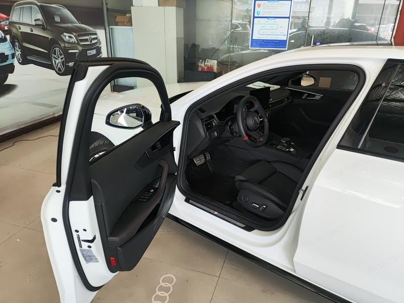 Audi A4L - фото 4
