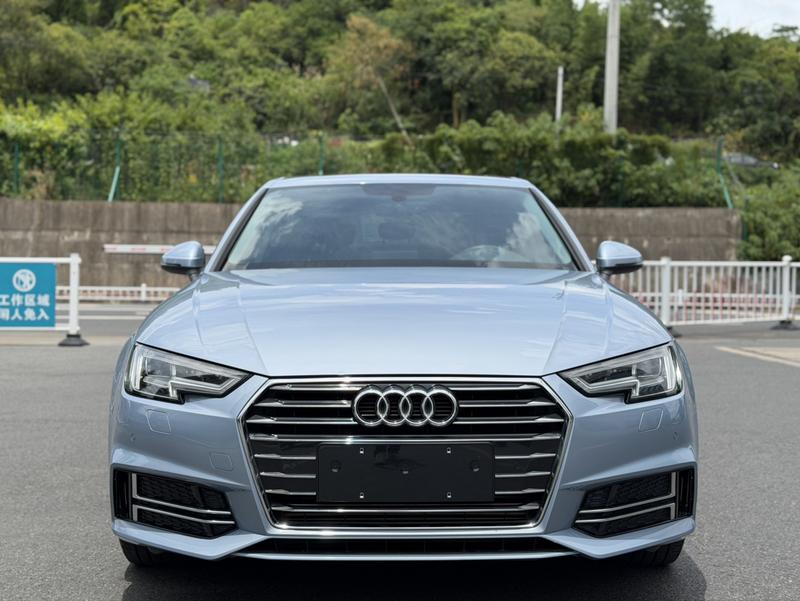Audi A4L - фото 1