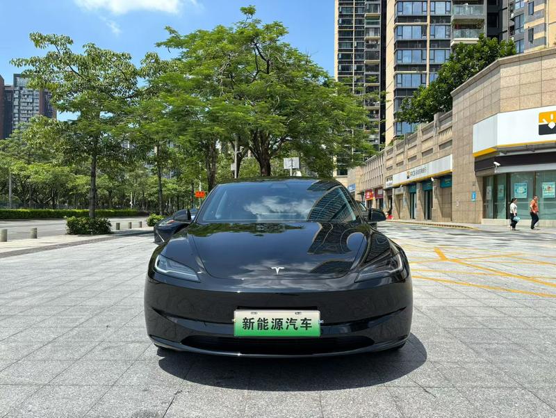 Tesla Model 3 - фото 1