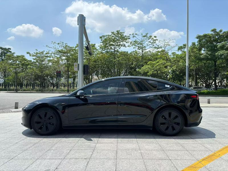 Tesla Model 3 - фото 3