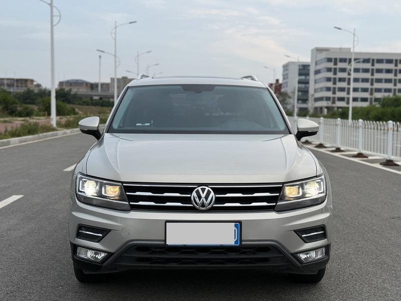 Volkswagen Tiguan L - фото 1