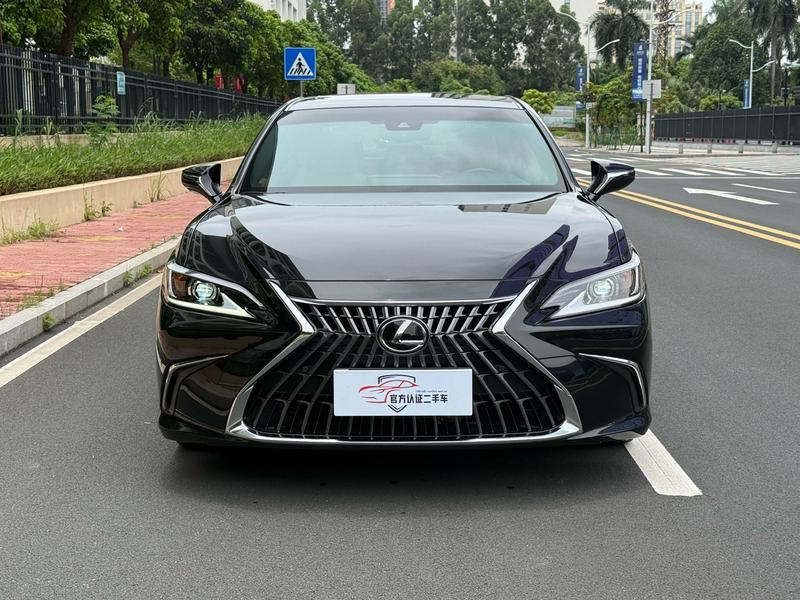Lexus ES - фото 1