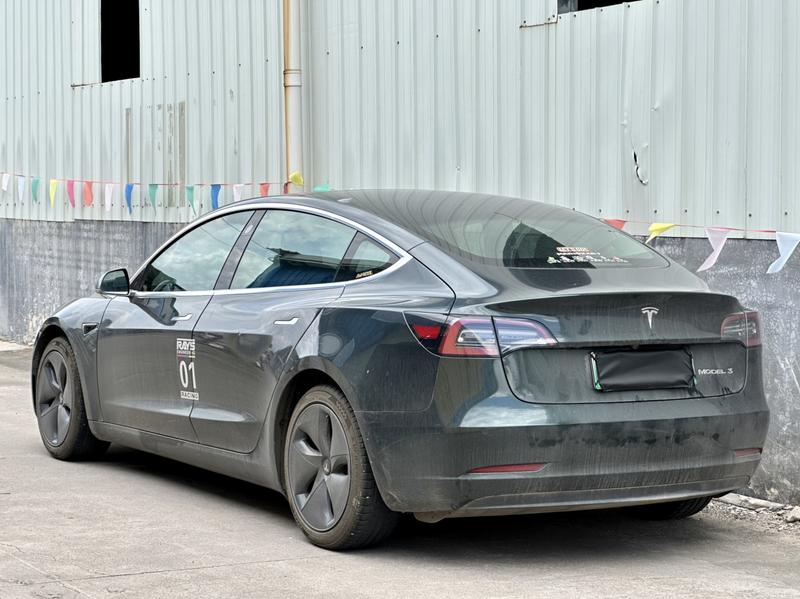 Tesla Model 3 - фото 3