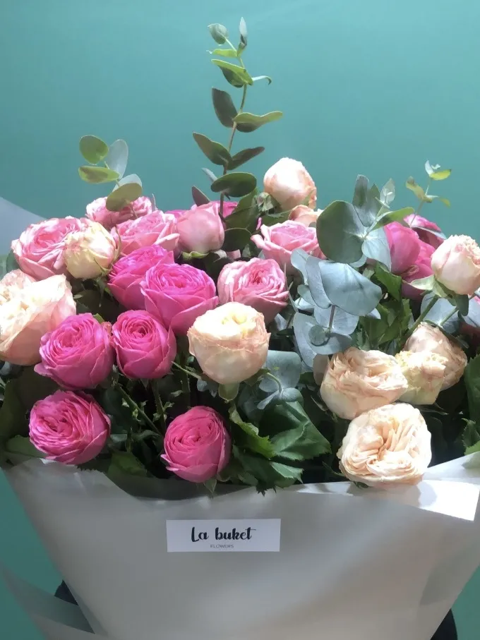 Монобукет из 9 кустовых пионовидных роз (70 см) с открыткой от La Buket - фото 2