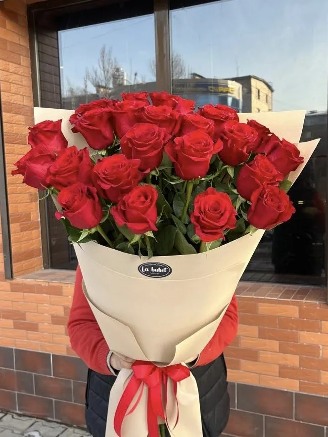 Монобукет из 25 роз (90 см) с открыткой от La Buket