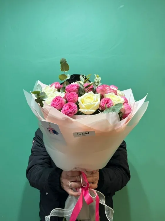 Букет из роз и кустовых пионовидных роз (9 шт, 60 см) с открыткой от La Buket - фото 2