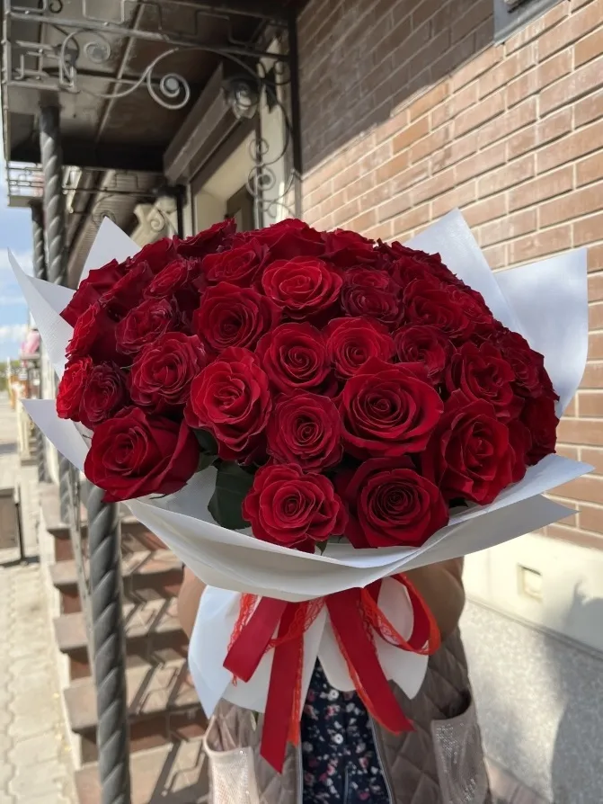 Монобукет из 51 розы (50 см) с открыткой от La Buket