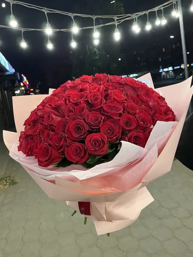 Монобукет из 101 розы (50 см) с открыткой от La Buket
