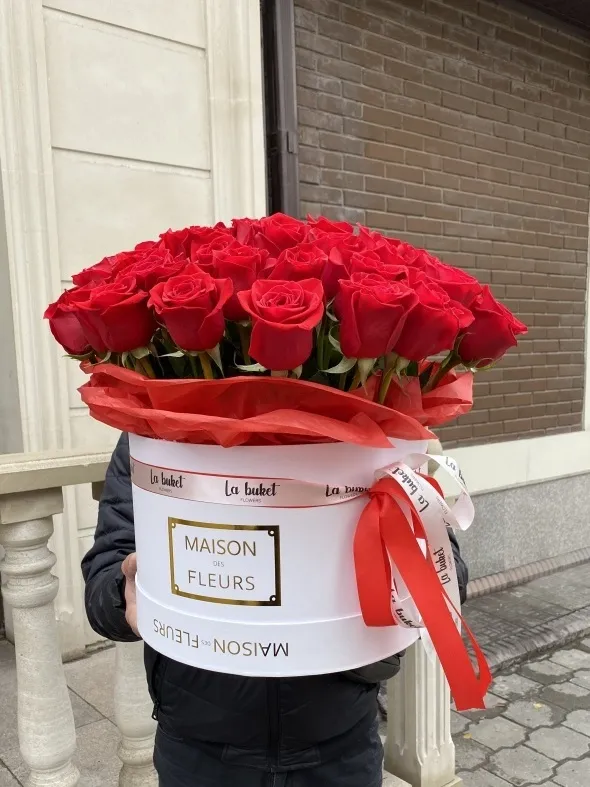 Композиция в коробке из 51 розы (50 см) от La Buket