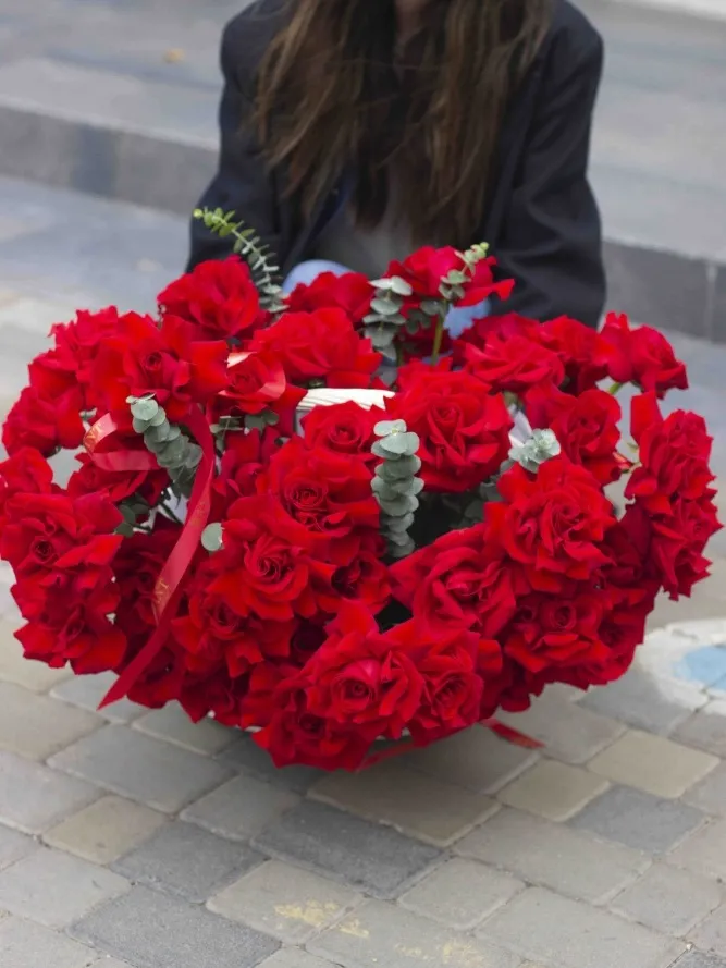 Корзина из ажурных роз от Bant