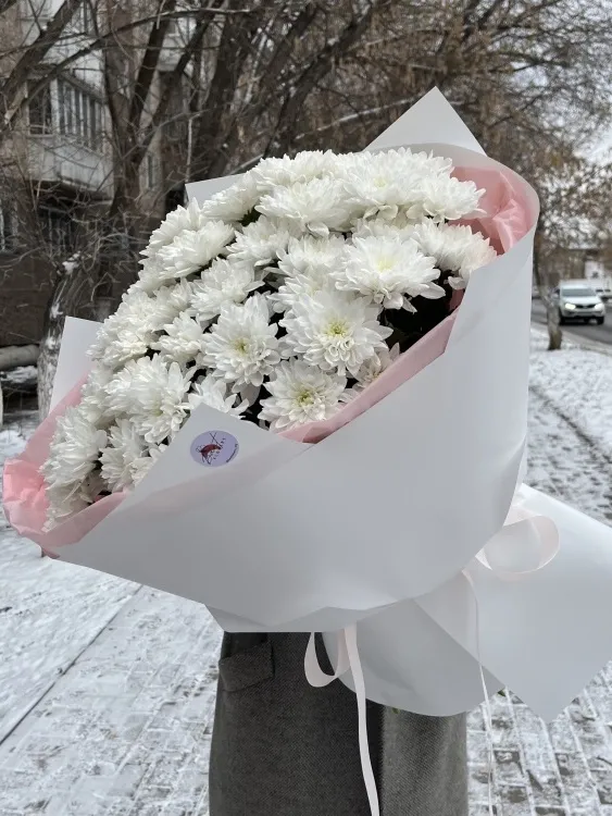 Монобукет из 9 хризантем (70 см) в оформлении от Bant - фото 2