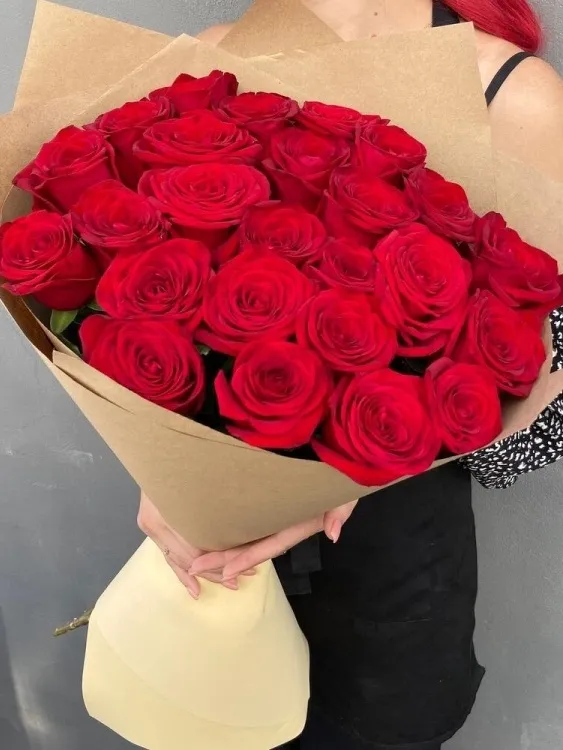 Монобукет из 25 роз (50 см) с открыткой от La Buket